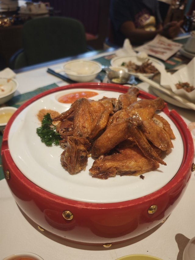 外皮同乳鴿一樣酥脆，肉質鎖滿肉汁，切開時汁水欲滴，完全唔會柴口，蘸上特製甜酸醬，解膩又惹味，肉食爱好者不容錯過。