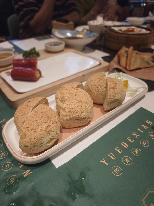 創新甜點必試！軟糯Q彈的麻薯外皮，包裹著冰涼的開心果冰淇淋，咬開瞬間「流心爆餡」，冰火兩重天的體驗超治愈，小朋友吃到停唔到口，甜而不膩，收尾食剛剛好。